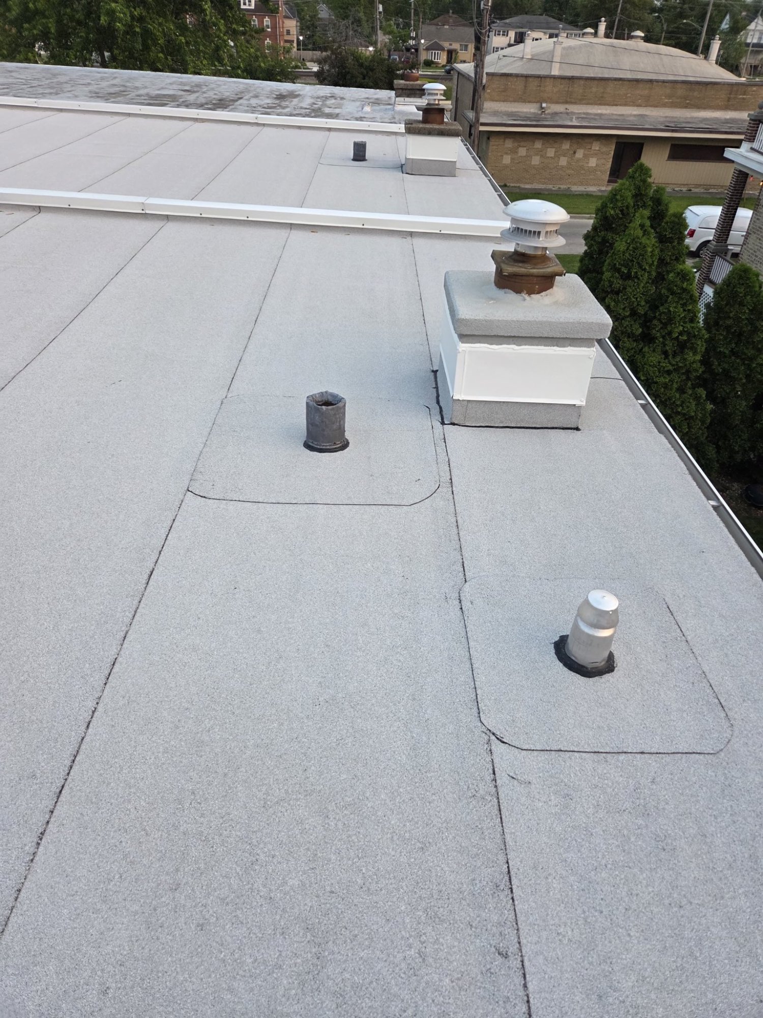 Commercial flat roof with modified bitumen